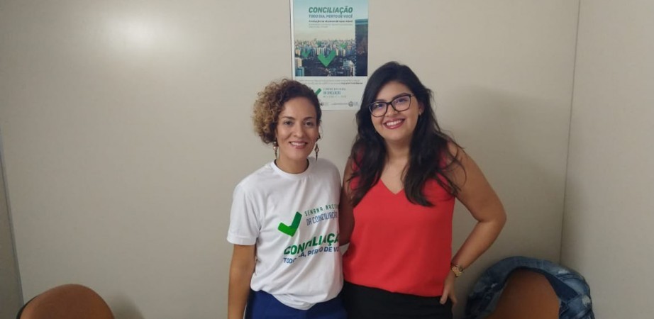 Andréia Nóbrega acompanha Ana Beatriz Rocha, do 4º período de Direito das FIBAM durante o evento.